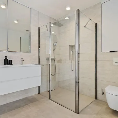 Spacious 6th-floor Gem: Modernity Meets Comfort アパート *