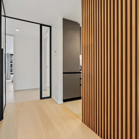 Spacious 6th-floor Gem: Modernity Meets Comfort アパート