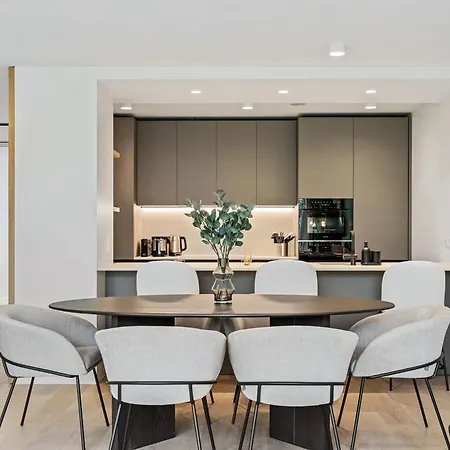 Spacious 6th-floor Gem: Modernity Meets Comfort アパート *