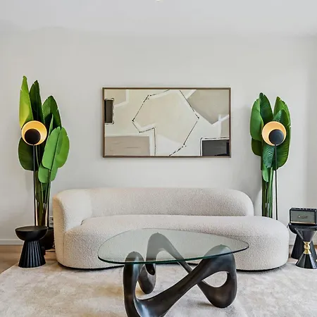 Spacious 6th-floor Gem: Modernity Meets Comfort アパート *