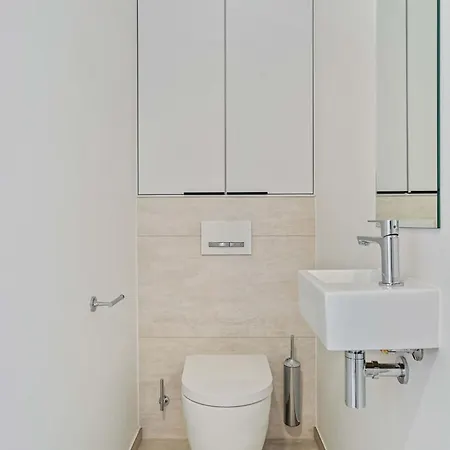 Spacious 6th-floor Gem: Modernity Meets Comfort アパート ルクセンブルク