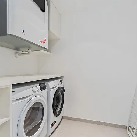 Spacious 6th-floor Gem: Modernity Meets Comfort *