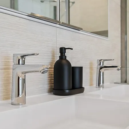 Spacious 6th-floor Gem: Modernity Meets Comfort アパート *