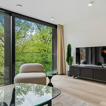 Spacious 6th-floor Gem: Modernity Meets Comfort アパート