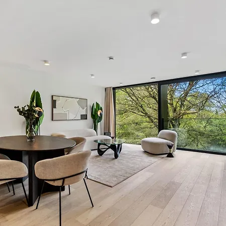 Spacious 6th-floor Gem: Modernity Meets Comfort アパート