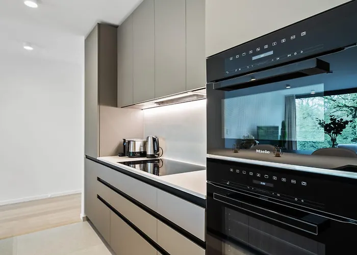 Spacious 6th-floor Gem: Modernity Meets Comfort شقة