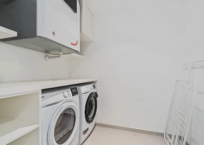 Spacious 6th-floor Gem: Modernity Meets Comfort *