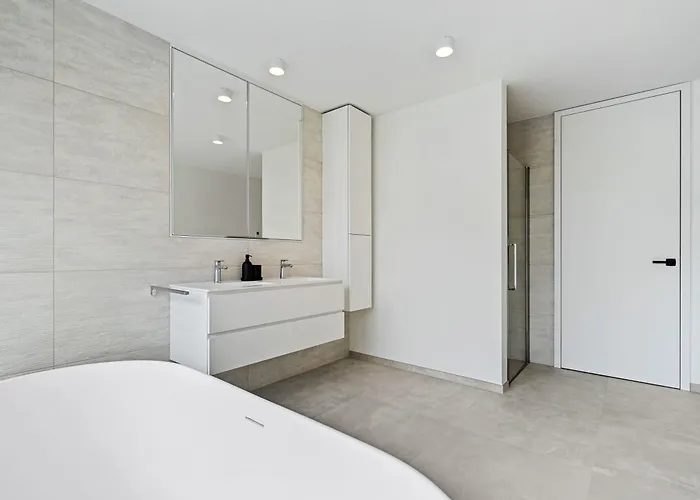 Spacious 6th-floor Gem: Modernity Meets Comfort *