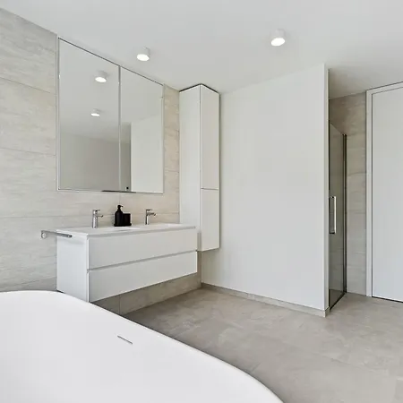 Spacious 6th-floor Gem: Modernity Meets Comfort *